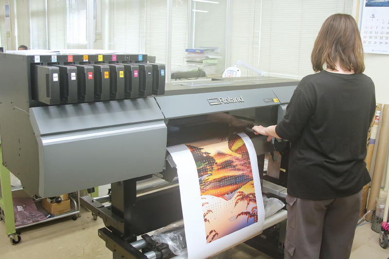 機械用銘板からフルカラーラベルへと順調に需要が増えている